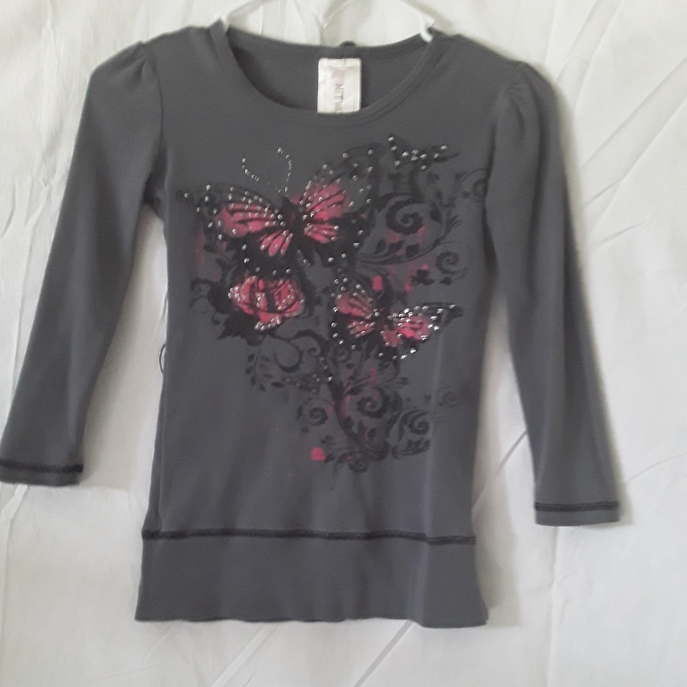 Knitworks girls small gray shirt with pink and black butterfly design.